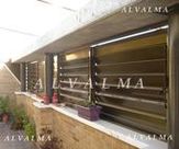 Celosia de aluminio bastidor corredera con lama móvil, instalada en cerramiento de Valdemoro, Madrid