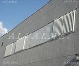 Celosia de aluminio bastidor fijo con lama móvil vertical, instalada en Torrejón de Ardoz, Madrid