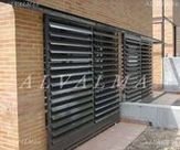 Celosia de aluminio bastidor corredera con lama móvil, instalada en Torrelodones, Madrid