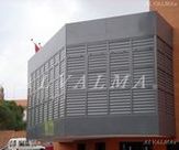 Celosia de aluminio bastidor plegable vertical con lama móvil, instalada en Madrid