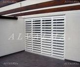 Celosia de aluminio bastidor plegable horizontal con lama móvil, instalada en Vallecas, Madrid