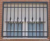 Reja diseño de cerrajeria de hierro lacado instalada en Madrid
