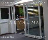 Cerramiento con puerta osciloparalela de aluminio instaladas en Valdemoro, Madrid